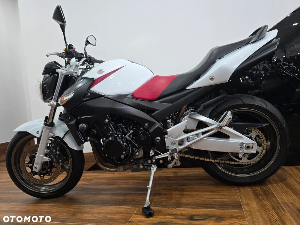 Suzuki GSR - 6