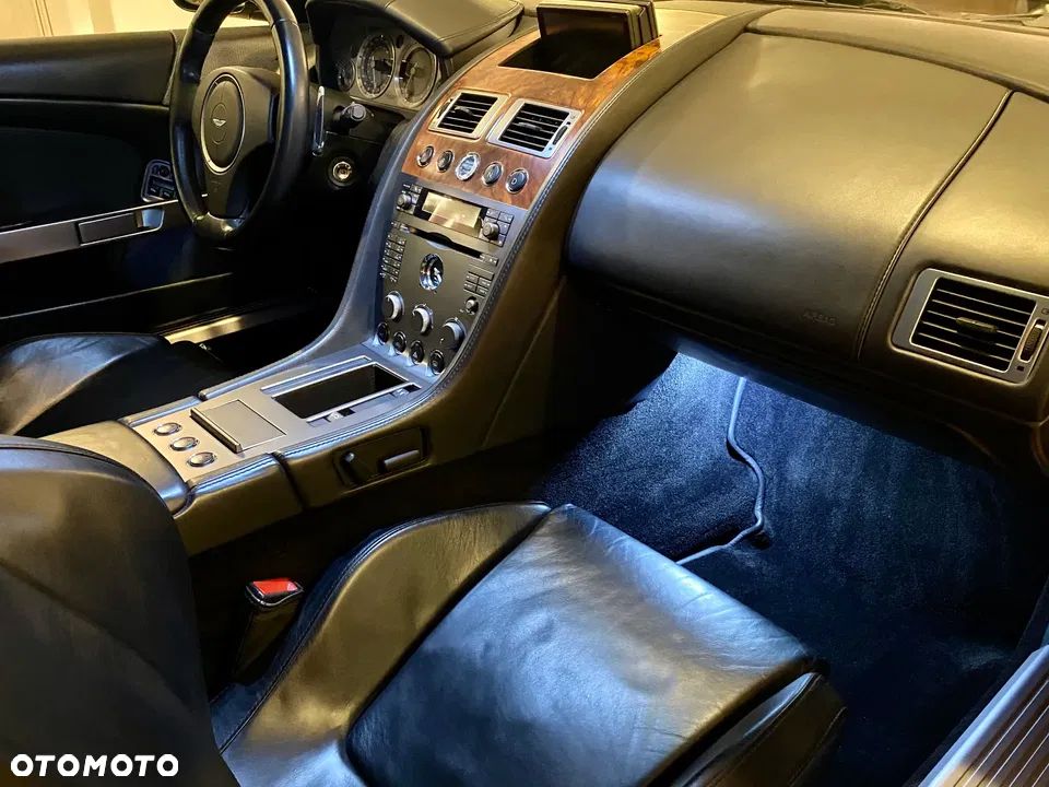 Aston Martin DB9 Standard - 18