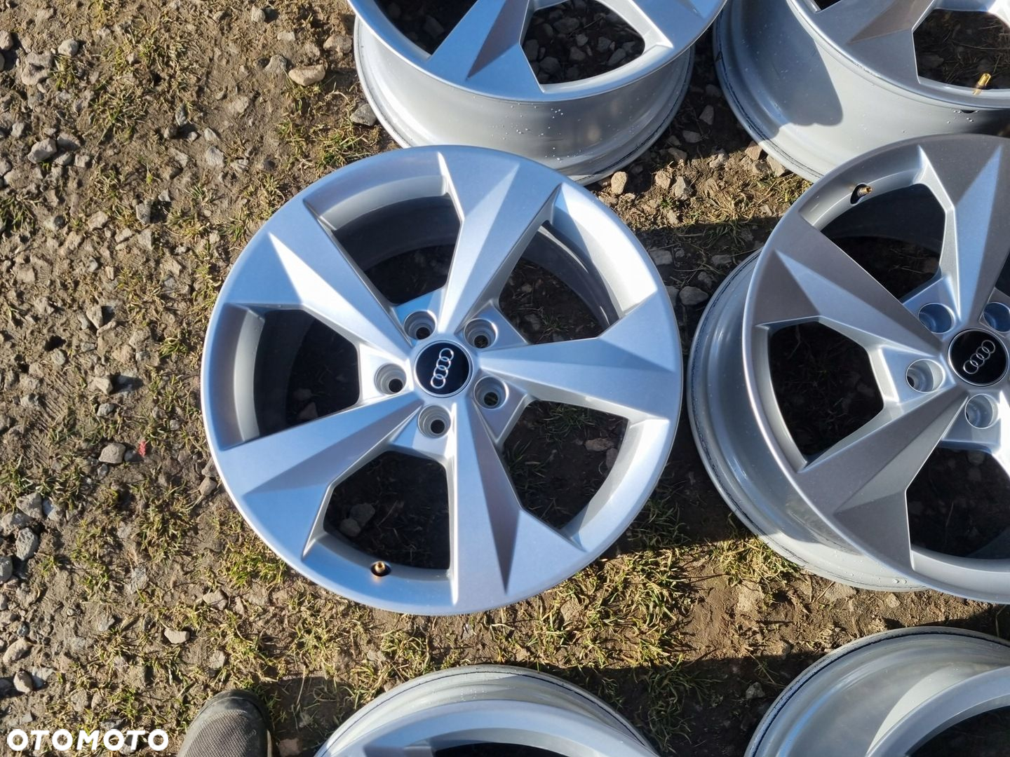 AUDI 8Y0 A3,Q3,VW GOLF,SKODA,SEAT LEON alu 8X18 ET44 5X112 4szt.super stan - 2