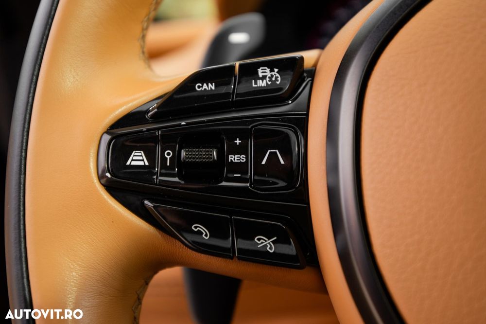 Aston Martin DBX - 23