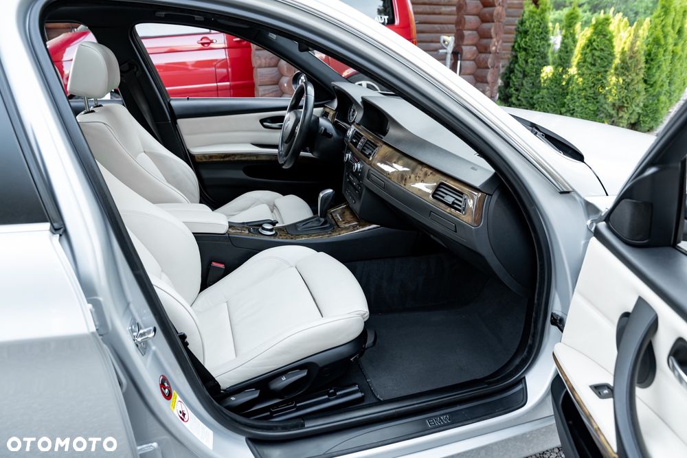 BMW Seria 3 330xi - 24