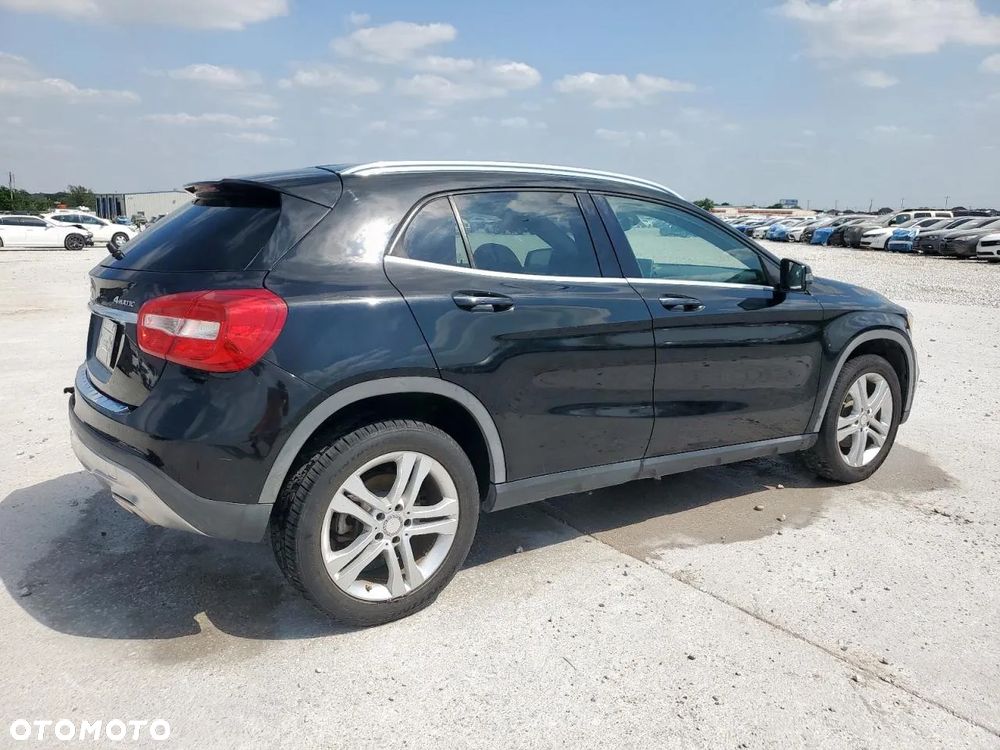 Mercedes-Benz GLA 250 4Matic 7G-DCT - 3