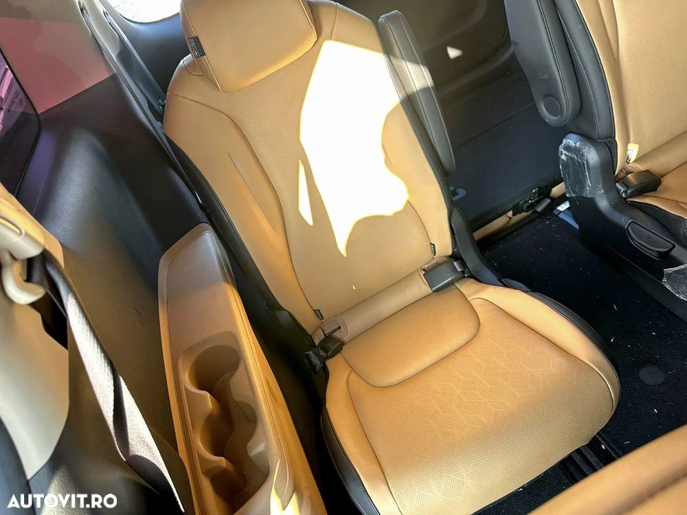 Kia Carnival - 38