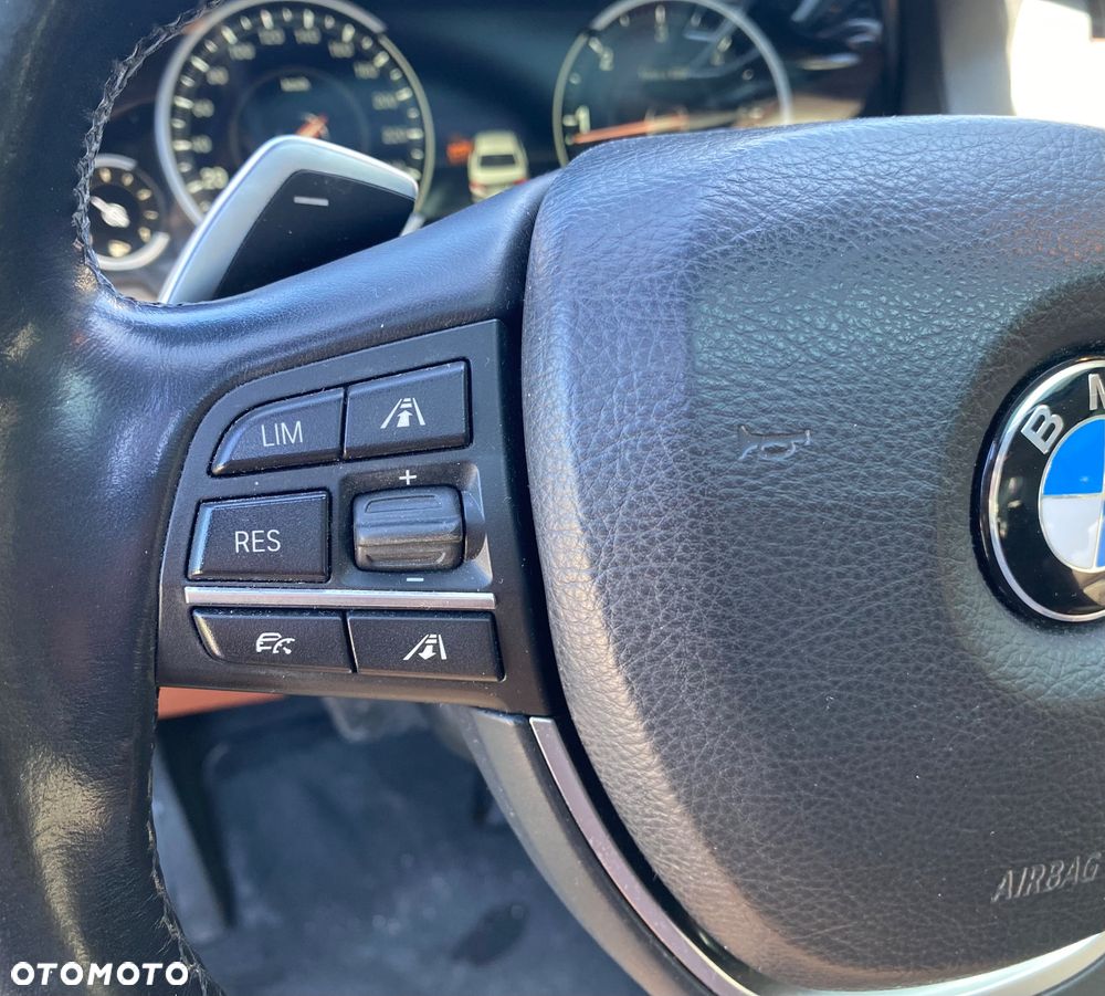 BMW Seria 5 525d xDrive - 24