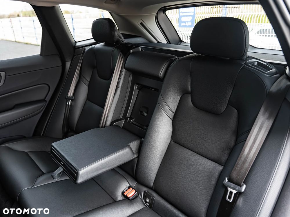 Volvo XC 60 B4 B Plus Dark - 27