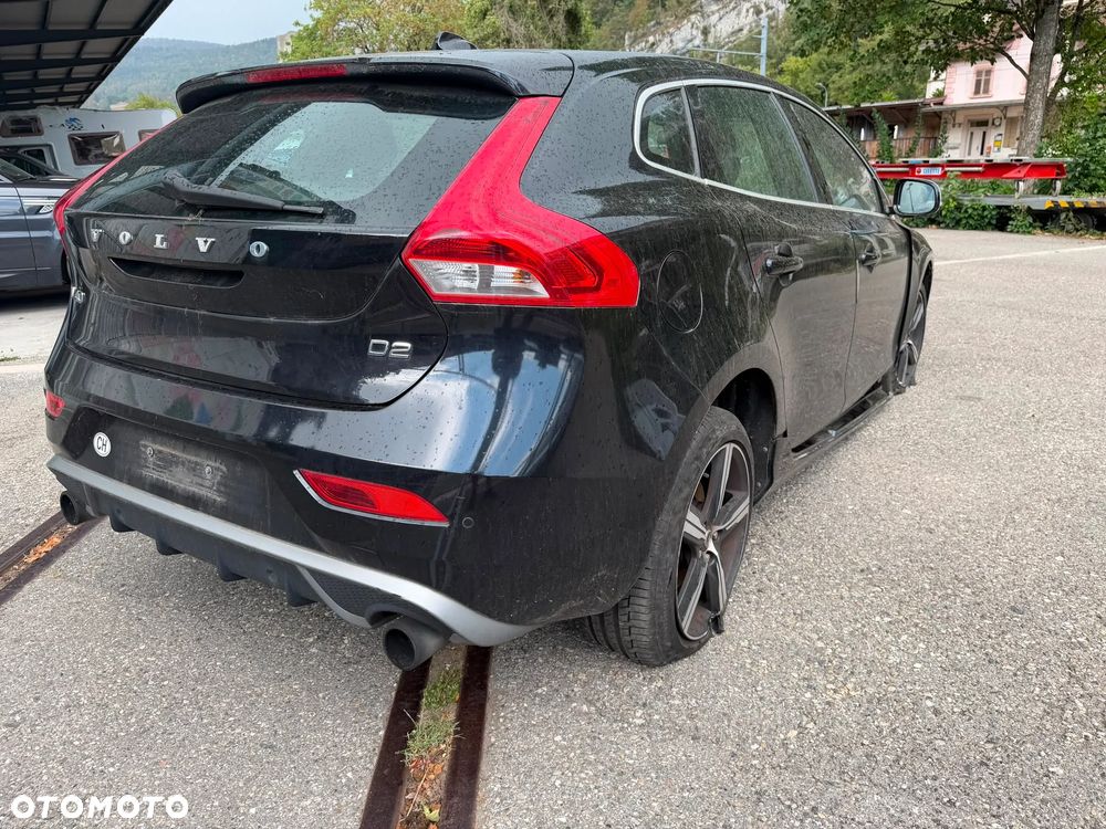 Volvo V40 D2 R-Design - 3