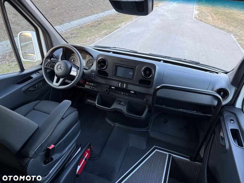 Mercedes-Benz Sprinter 517 - 25