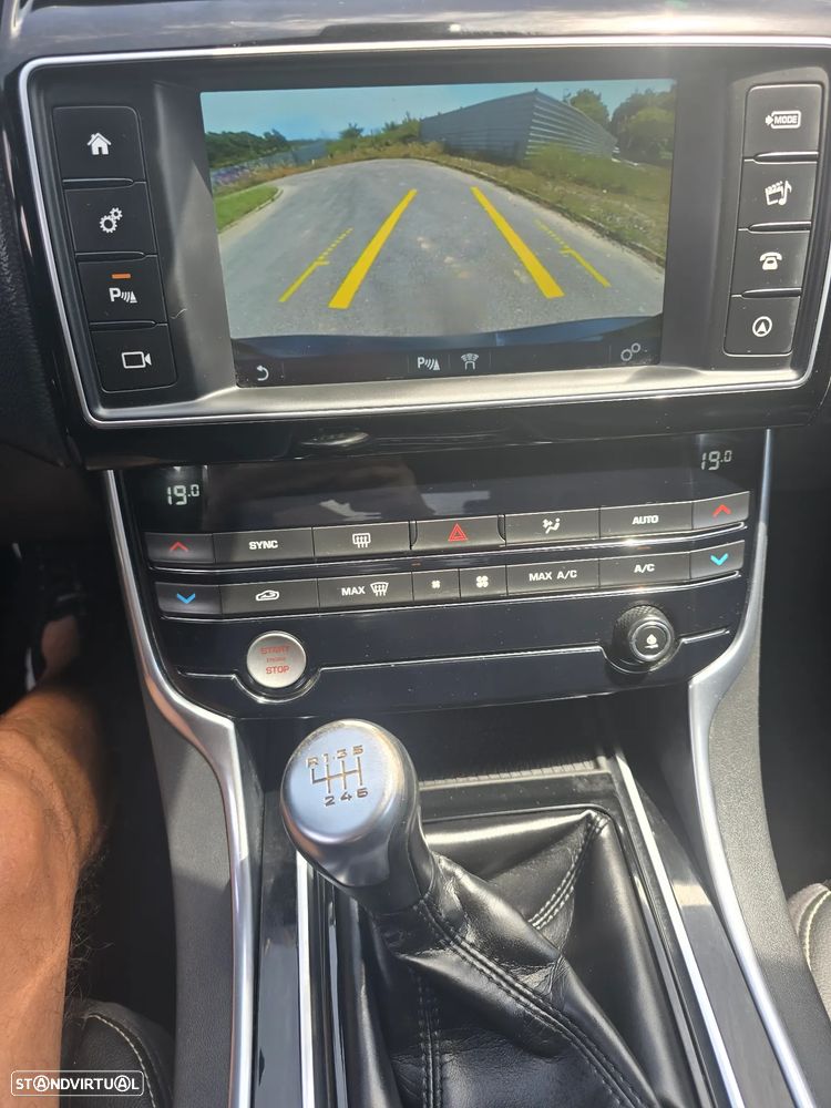 Jaguar XE 2.0 D R-Sport - 26
