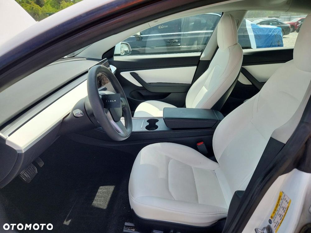 Tesla Model 3 - 8
