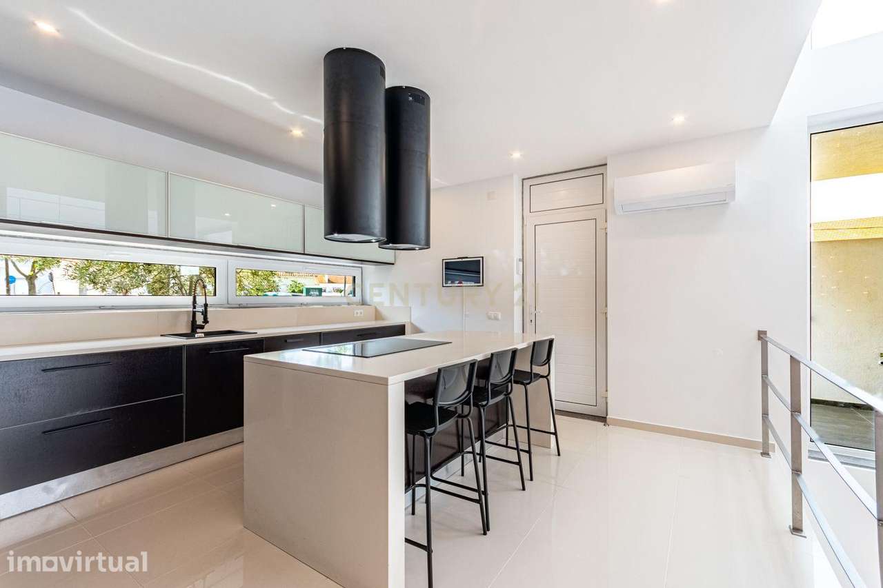 Moradia T3 com 3 Suites e Arquitetura Distinta em Samouco, Alcochete - Grande imagem: 3/50