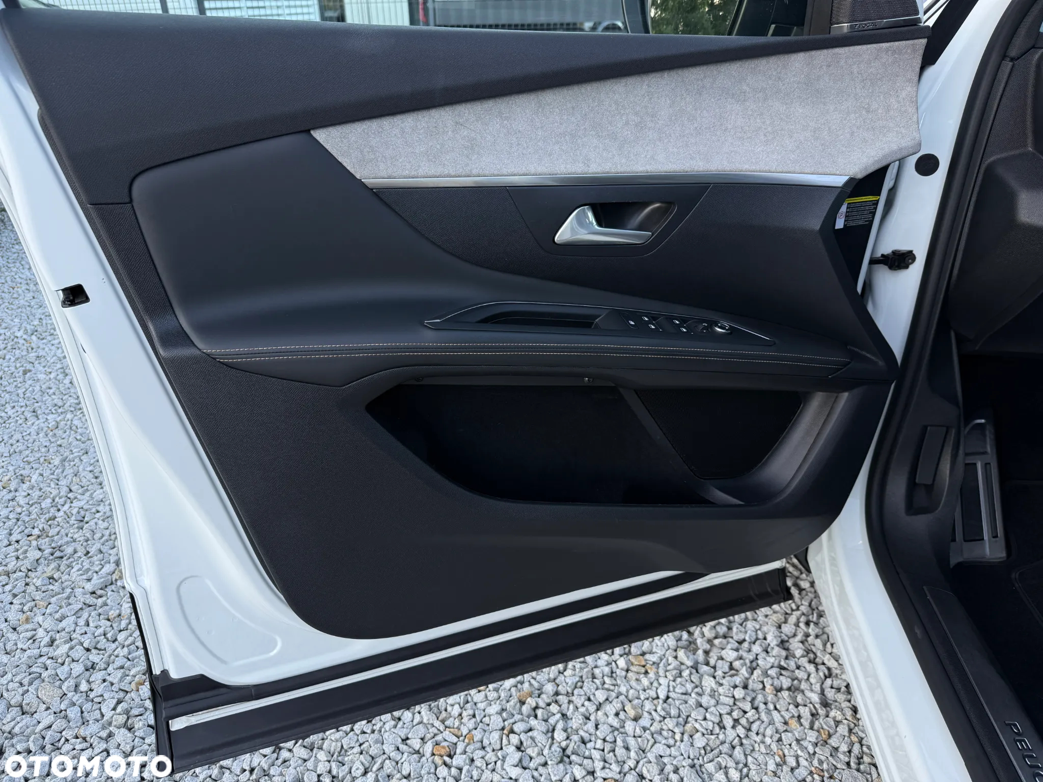 Peugeot 3008 Plug-In Hybrid 225 e-EAT8 GT - 24