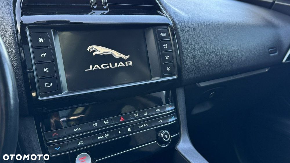 Jaguar F-Pace - 32