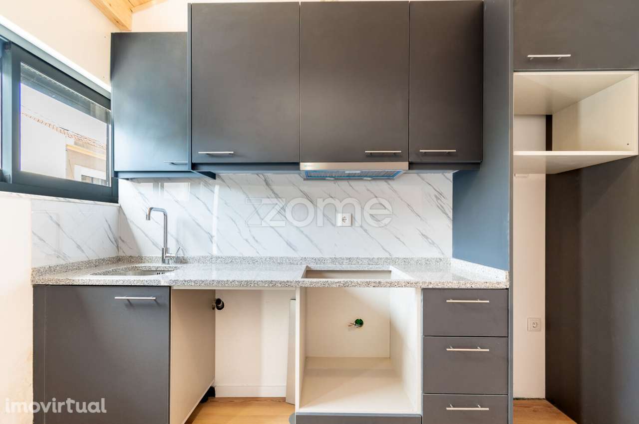 Moradia Com Mezanino em frente ao Metro de Salgueiros - Grande imagem: 4/24