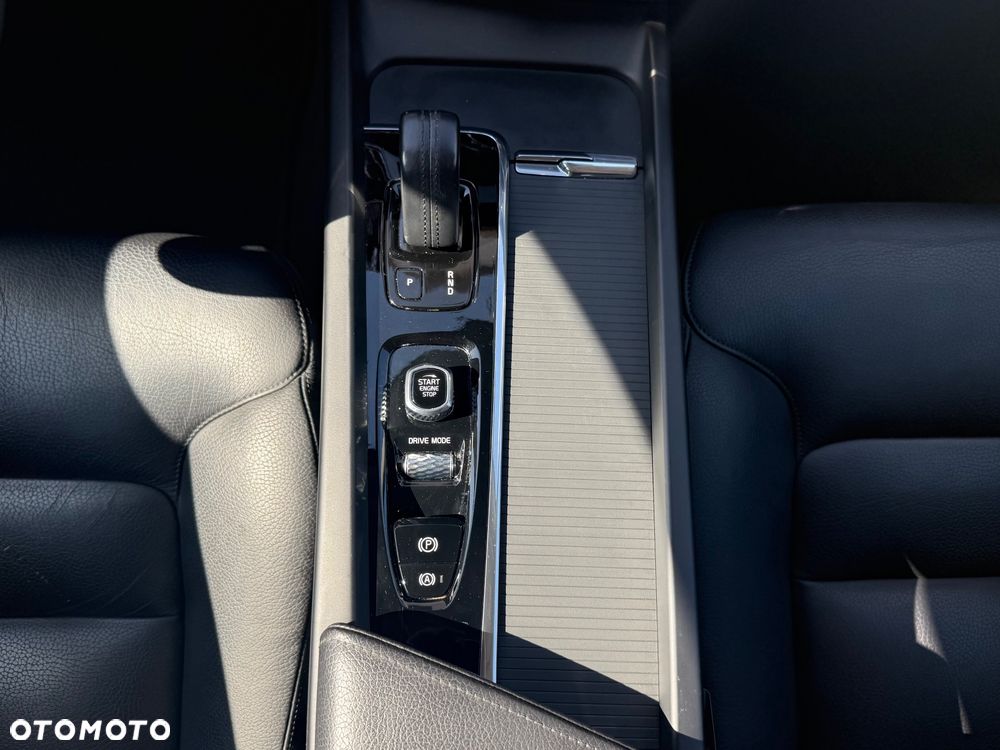 Volvo XC 60 B4 D AWD Momentum Pro - 20