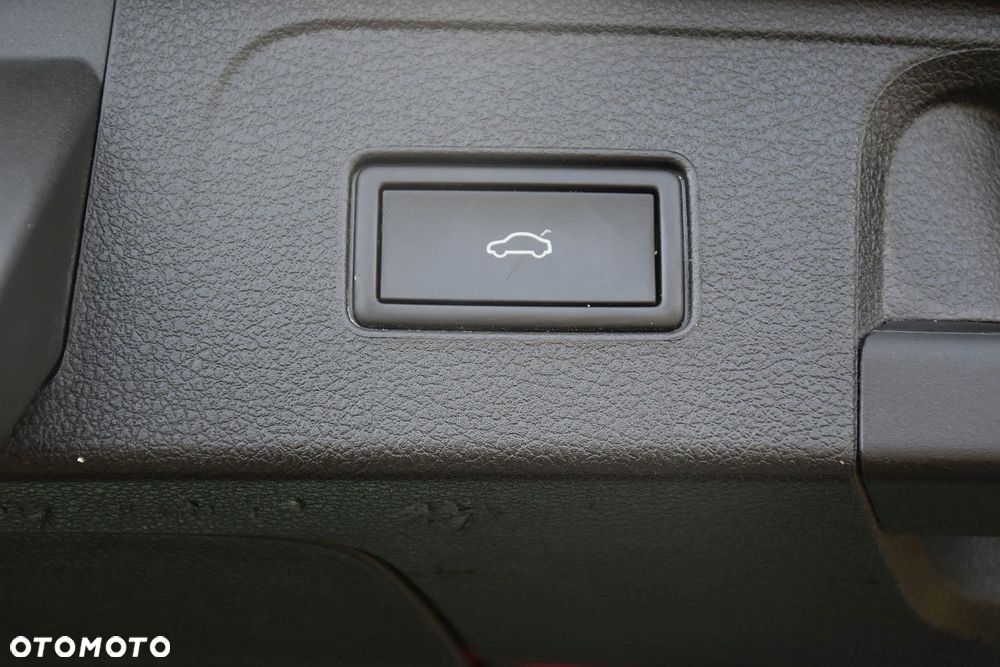 Volkswagen Passat Variant 2.0 TDI SCR DSG 4Motion Elegance - 26