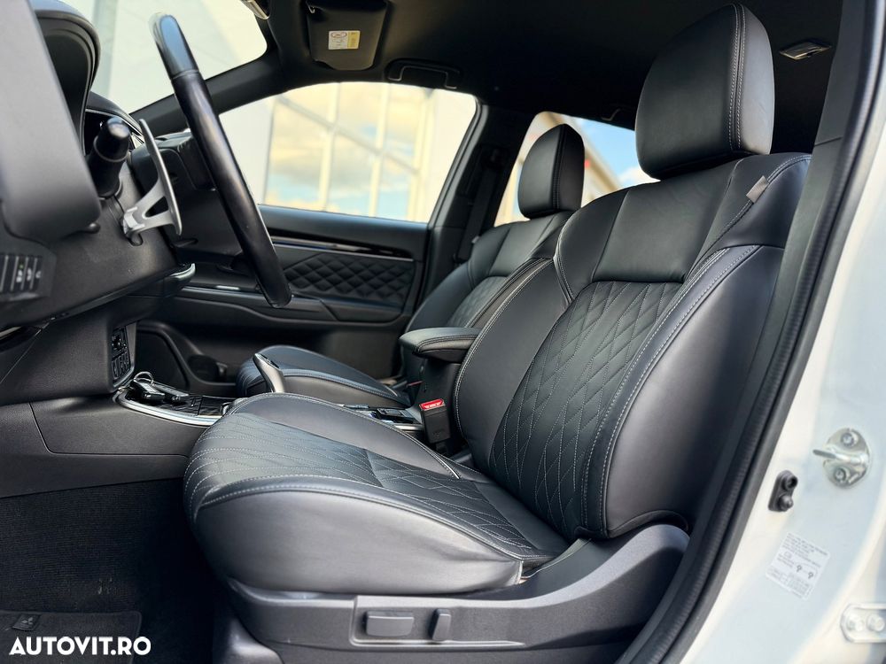 Mitsubishi Outlander ver-2-4-4wd-plug--in-hybrid-top - 7