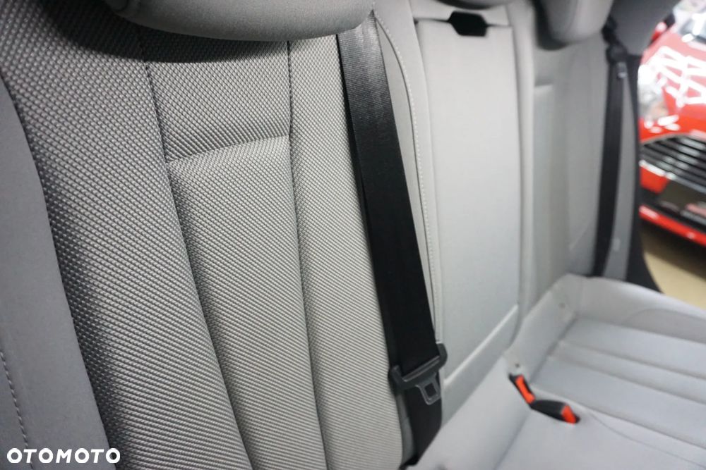 Audi A4 Avant 40 TFSI quattro S tronic - 28