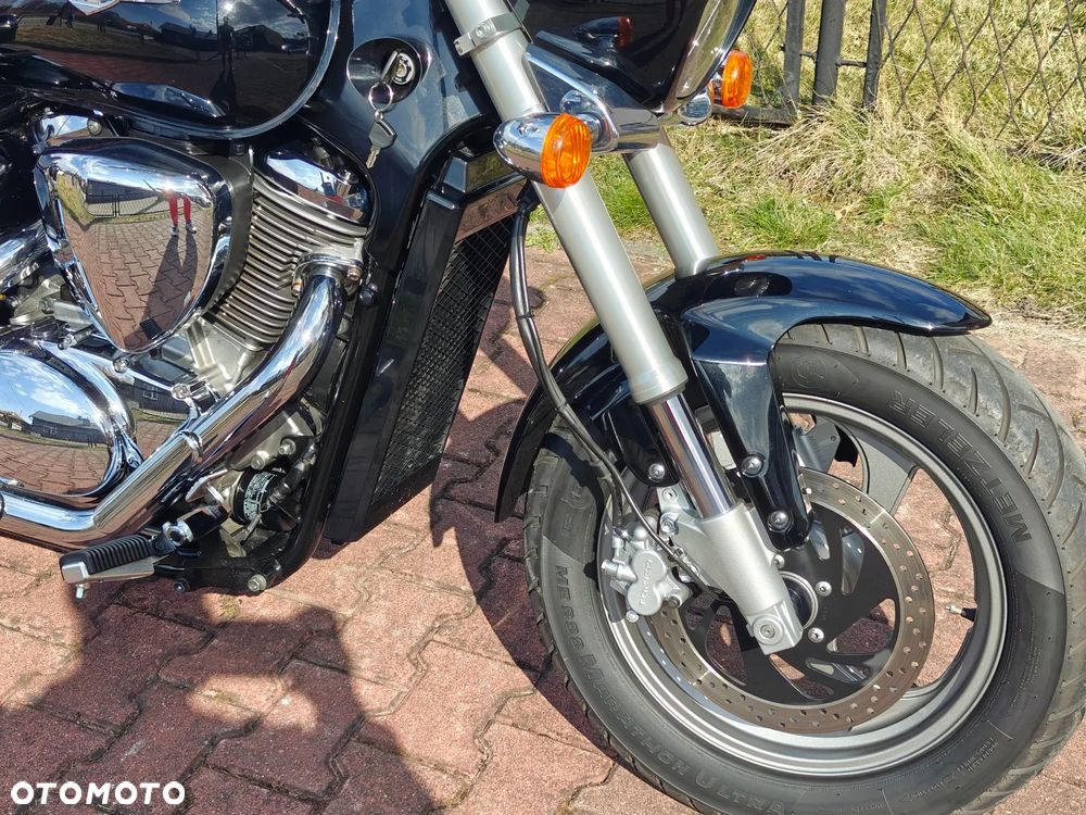 Suzuki Intruder - 10