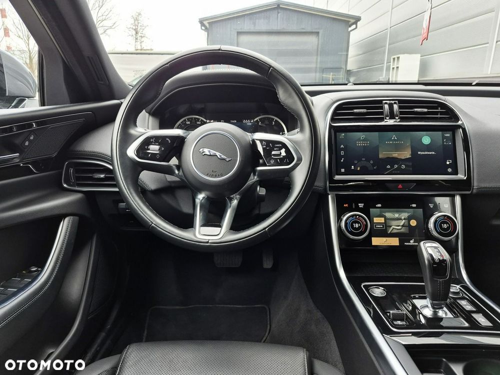Jaguar XE D200 AWD SE - 26