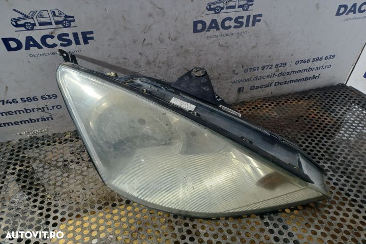 Far dreapta Ford Focus 1  [din 1998 pana  2004] seria wagon 5-usi 1.8 Tddi MT (90 hp) - 1