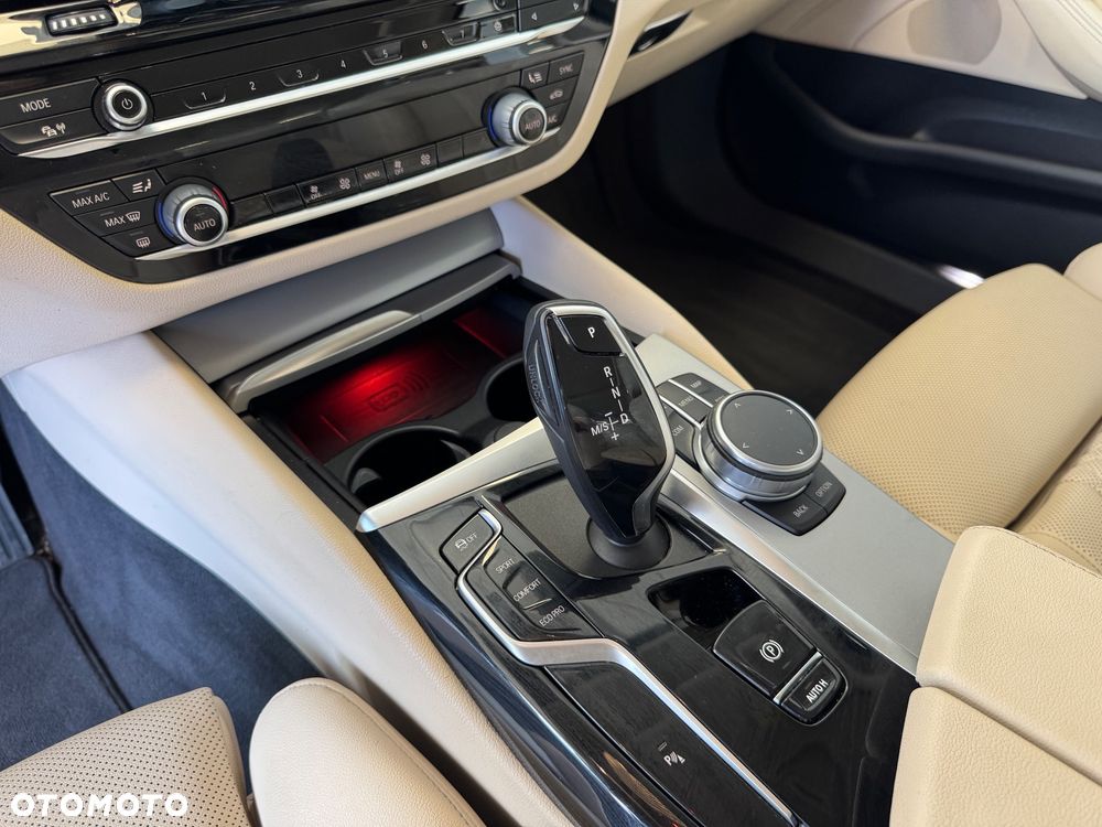 BMW Seria 5 520d xDrive - 13
