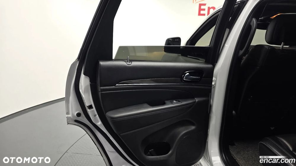 Jeep Grand Cherokee - 26
