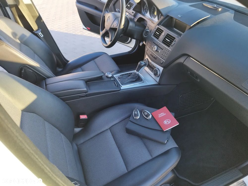 Mercedes-Benz Klasa C 180 CGI Automatik BlueEFFICIENCY Avantgarde - 11
