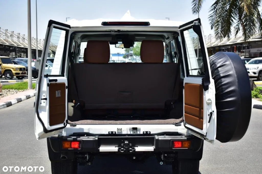 Toyota Land Cruiser - 35