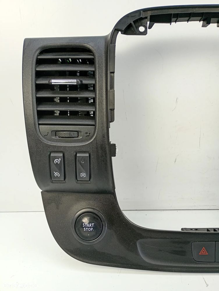 osłona ramka środkowa konsoli radia kratka nawiewu przełącznik opel vivaro b trafic III talento 682607479R - 2