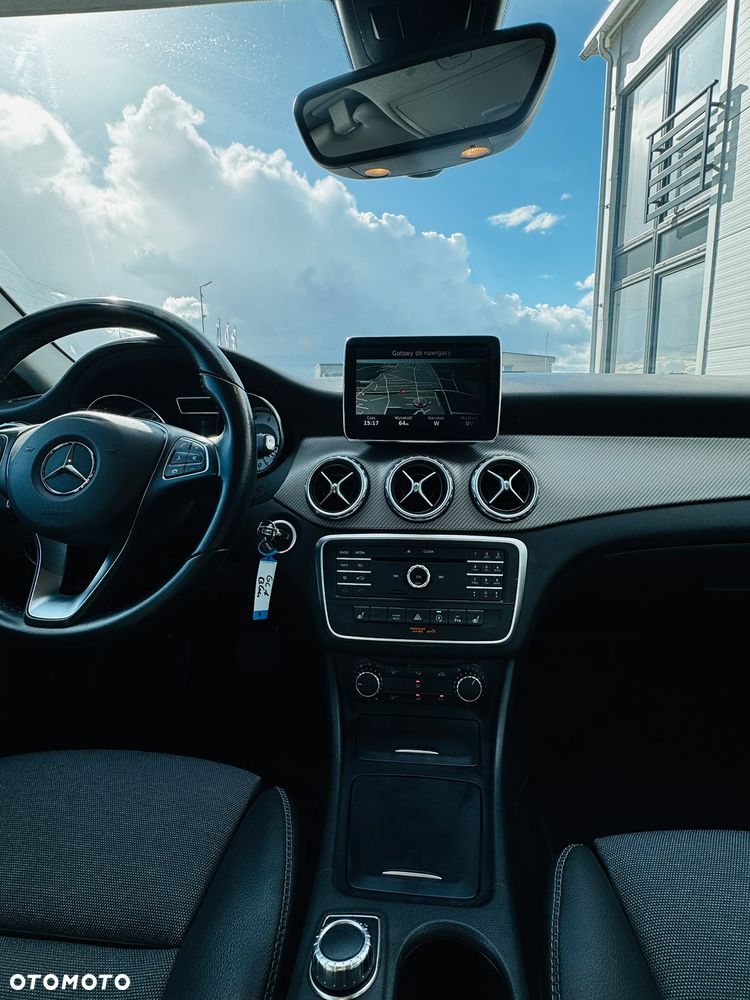 Mercedes-Benz GLA 180 7G-DCT - 15