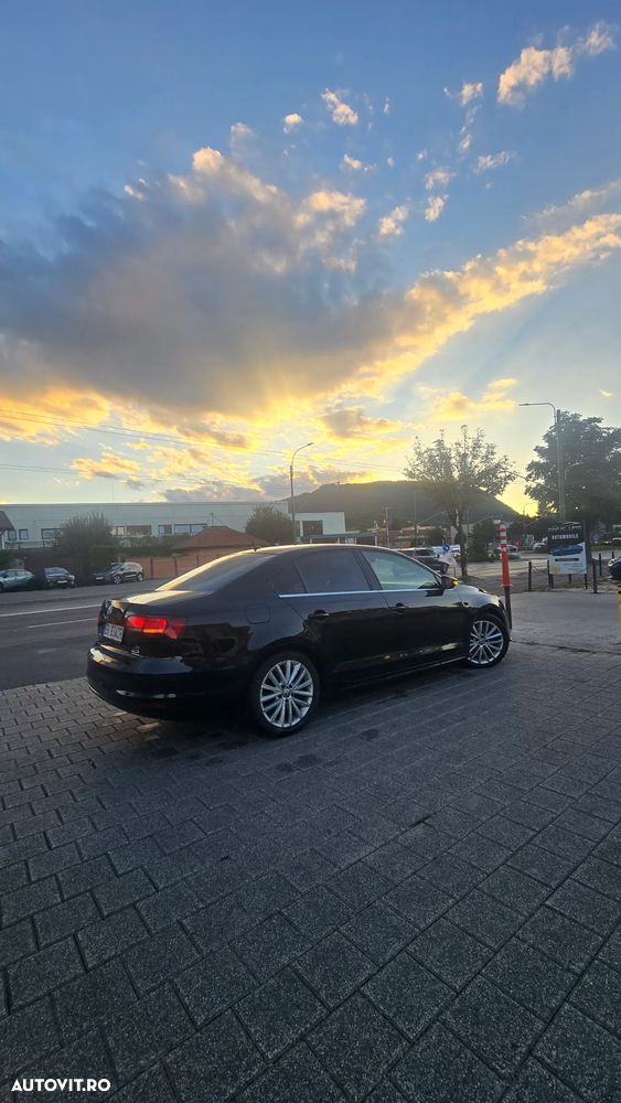 Volkswagen Jetta 2.0 TDI DSG Highline - 4