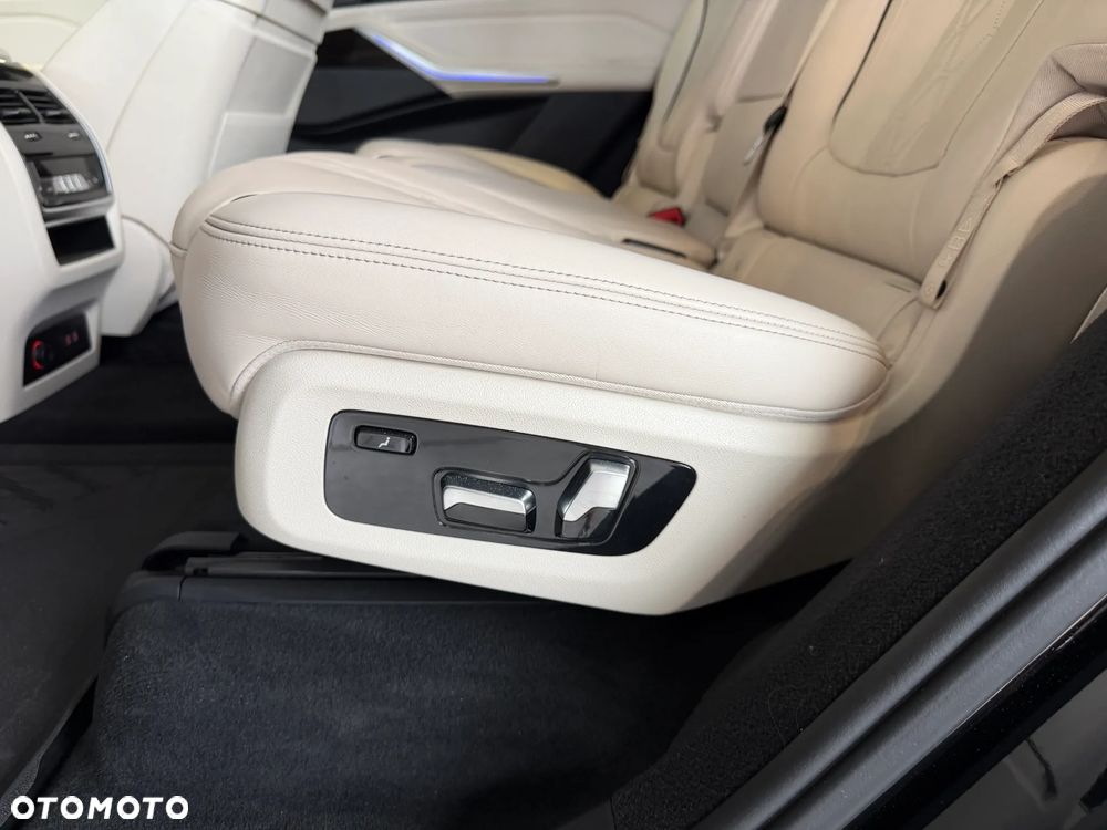 BMW X7 - 25