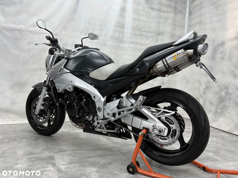 Suzuki GSR - 3