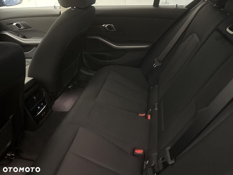 BMW Seria 3 320i sport - 21