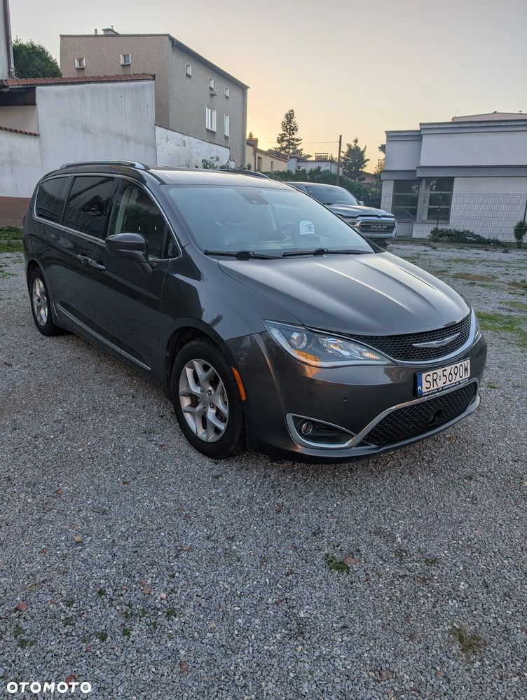 Chrysler Pacifica - 5