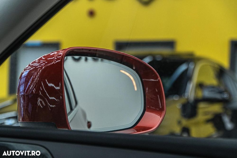 Volvo XC 60 B4 MHEV AT8 AWD Momentum Pro - 32