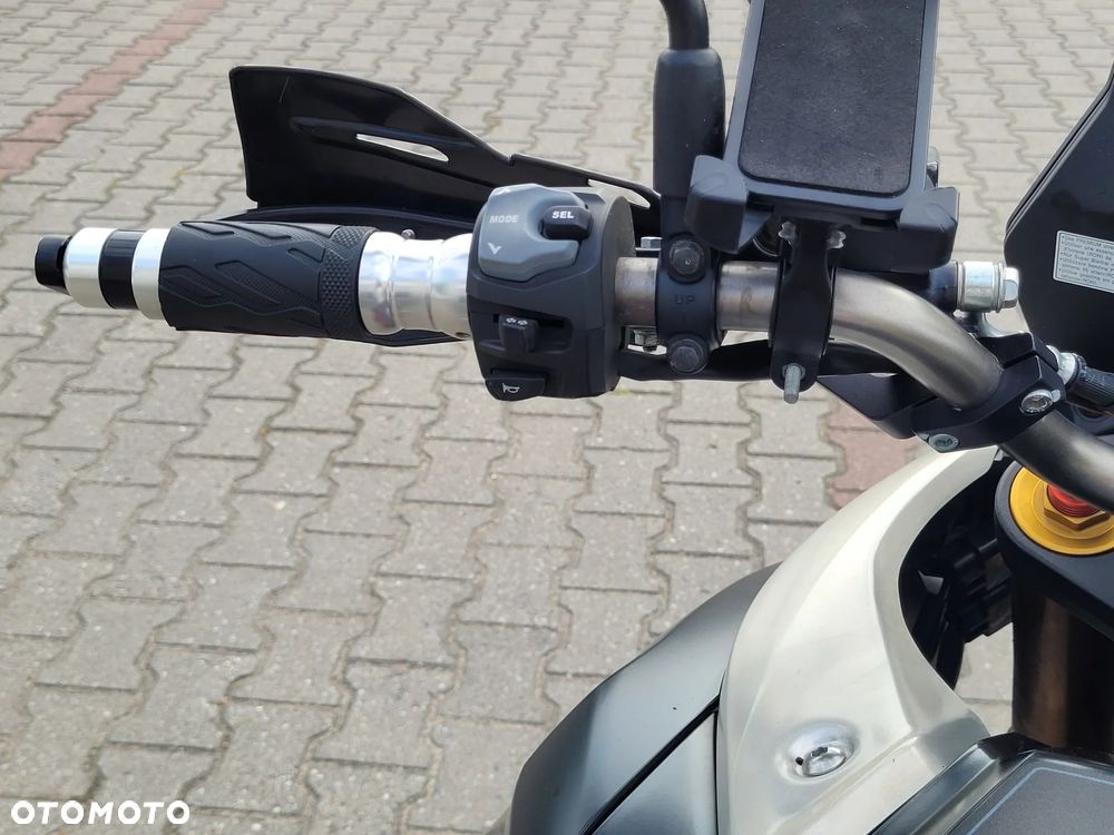 Suzuki V-STROM - 16