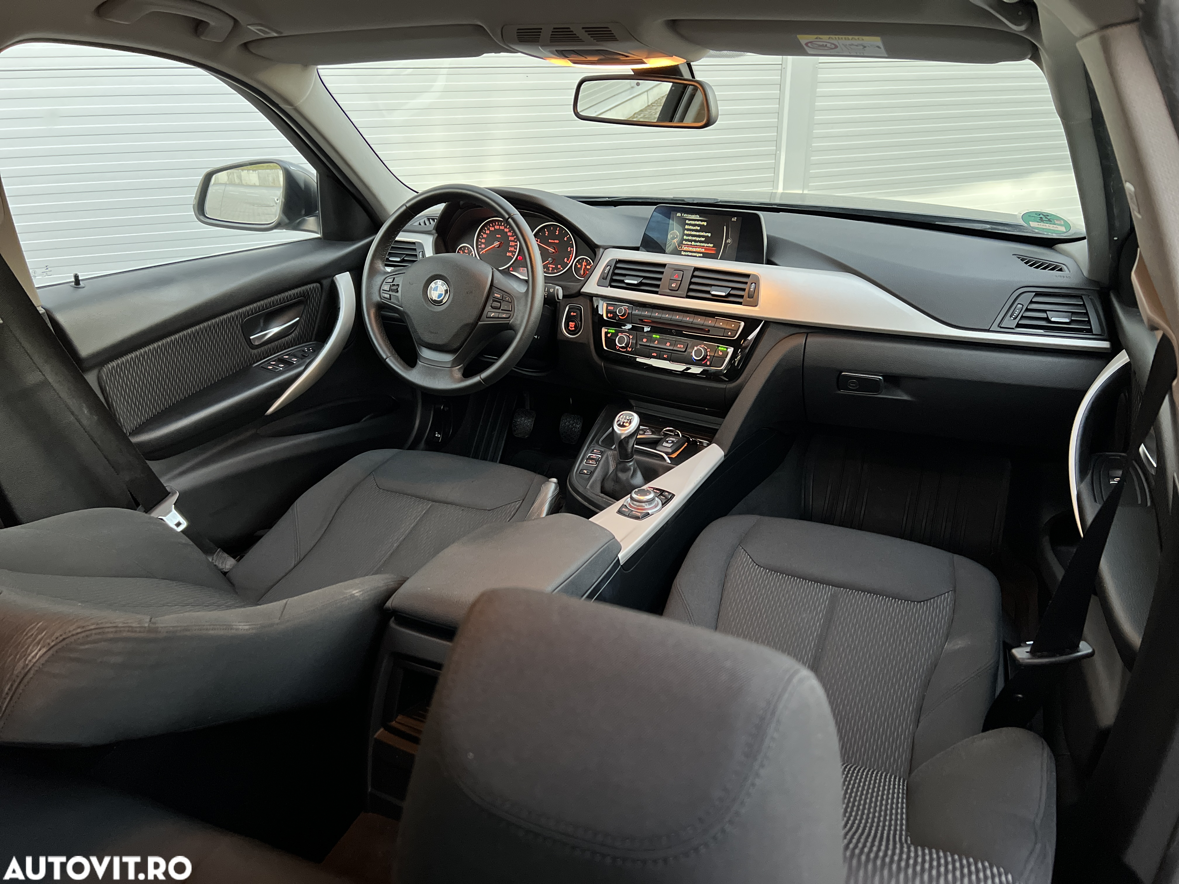 BMW Seria 3 318d Touring Advantage - 8