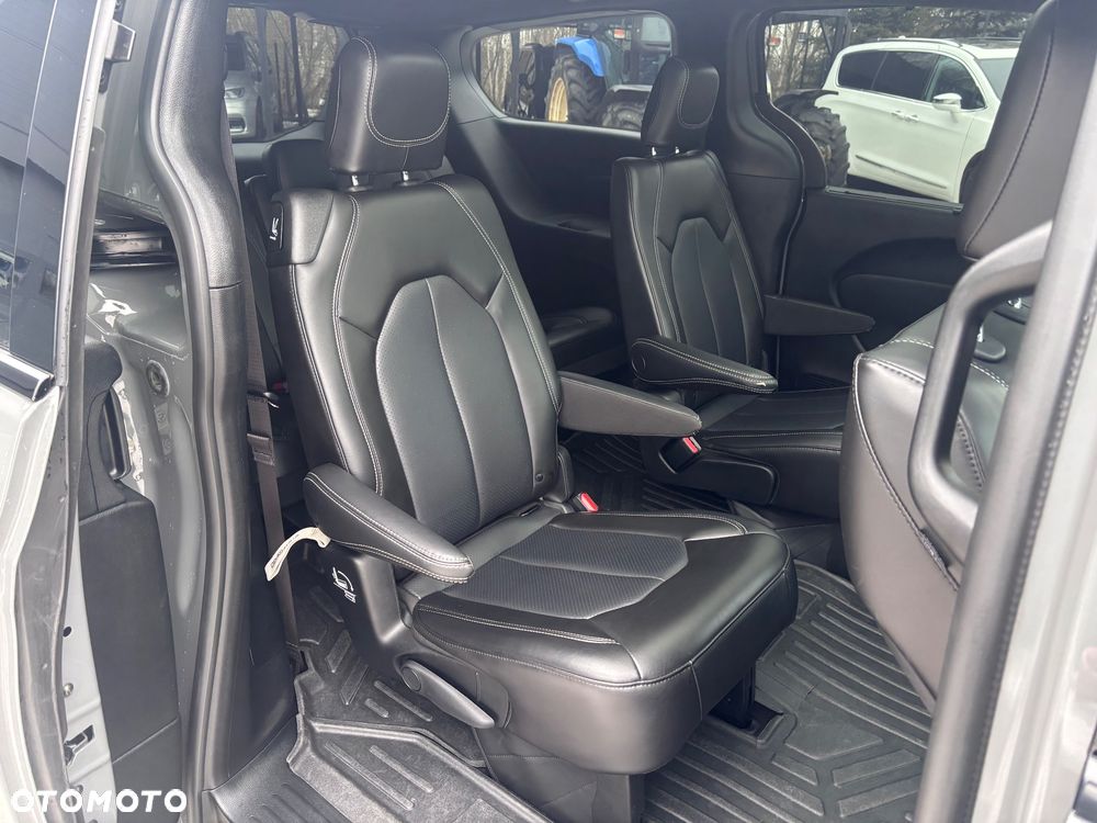 Chrysler Pacifica - 17