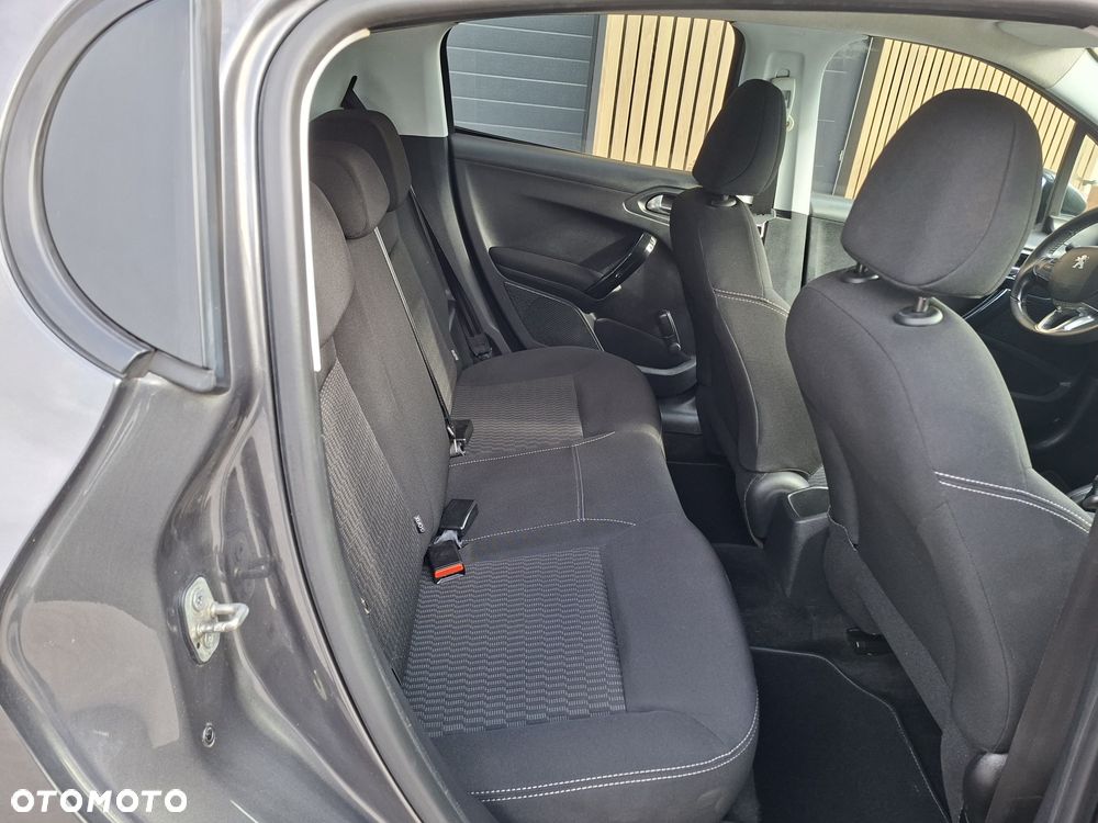 Peugeot 208 - 10