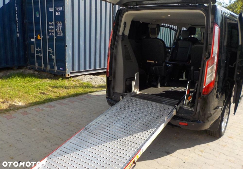 Ford Tourneo Custom - 32
