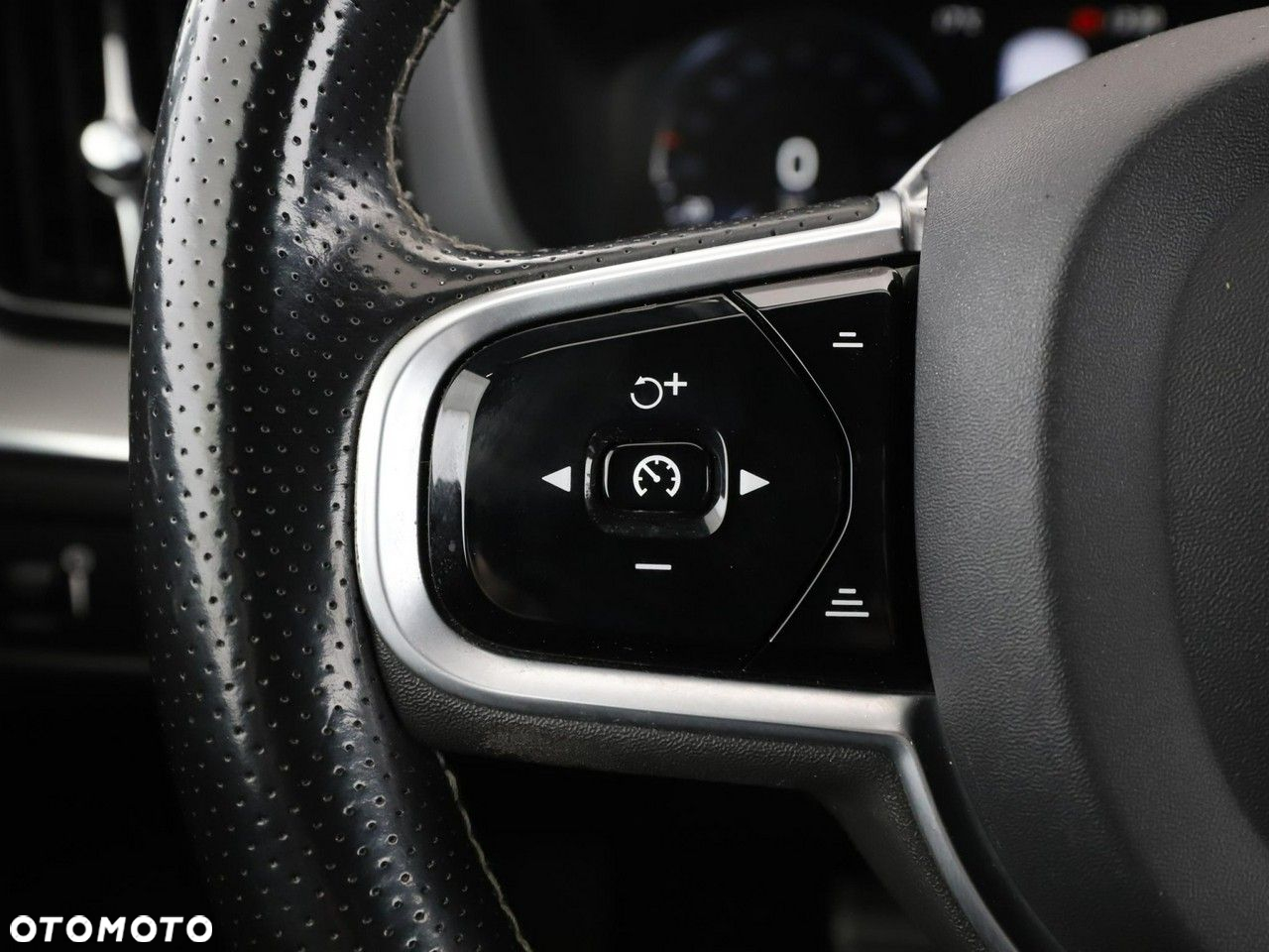 Volvo XC 60 D4 AWD Geartronic RDesign - 32