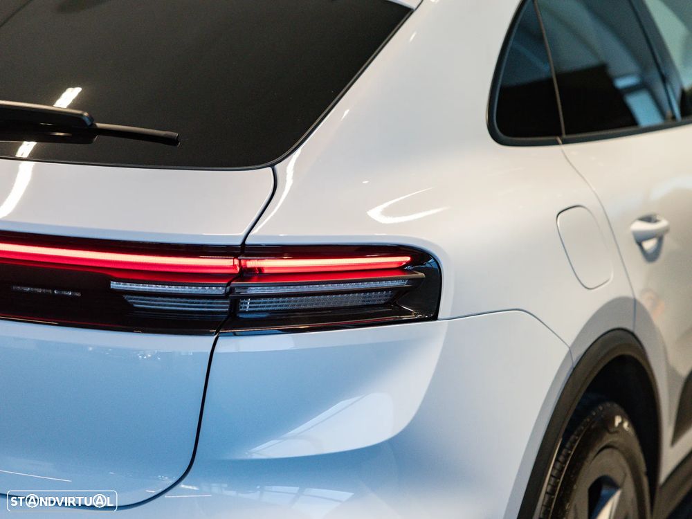 Porsche Macan Electric 4 - 12