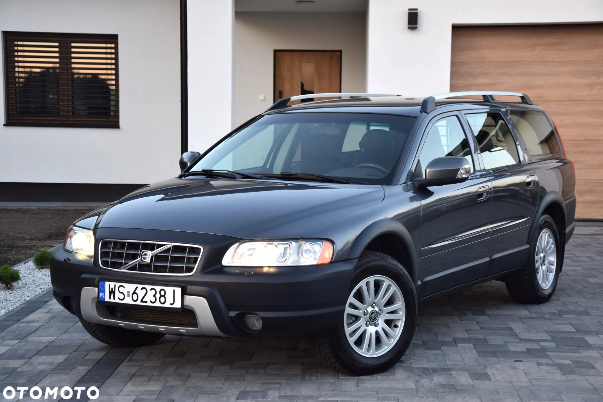 Volvo XC 70 D5 AWD Kinetic - 1
