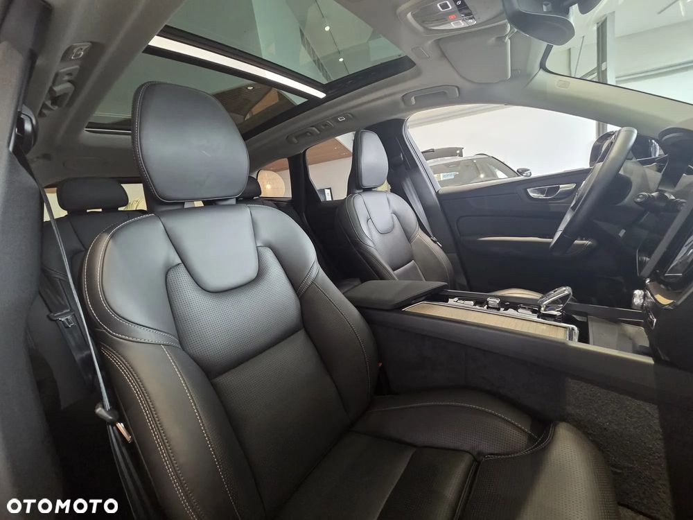 Volvo XC 60 B5 B AWD Ultimate Dark - 17