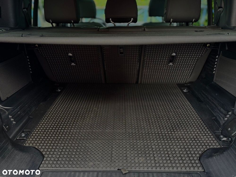Land Rover Defender - 29
