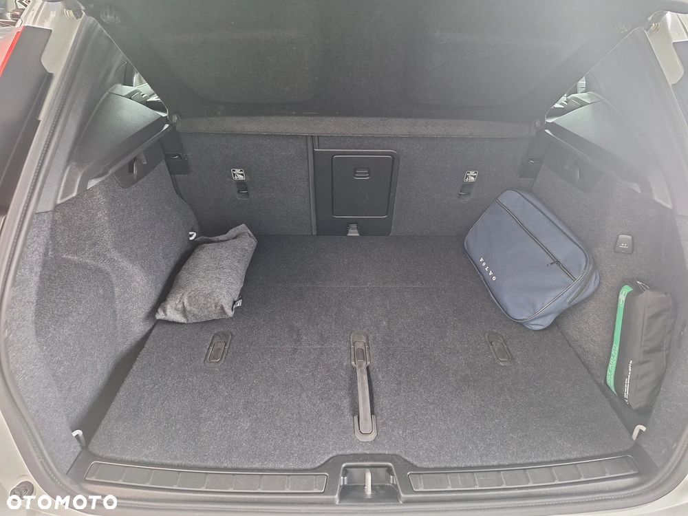 Volvo XC 40 B3 Plus Dark - 24