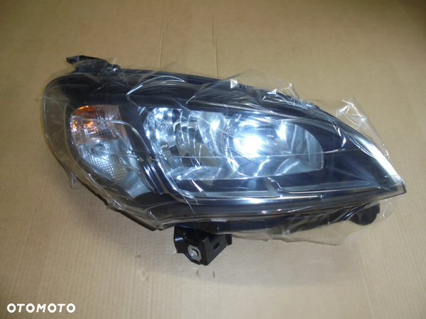 REFLEKTOR LAMPA PRAWA FIAT DOBLO 2015-> 521094560 CZARNA