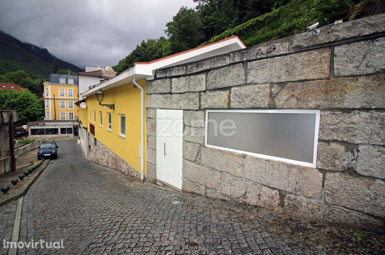 Prédio no Centro da Vila do Gerês - Grande imagem: 4/47