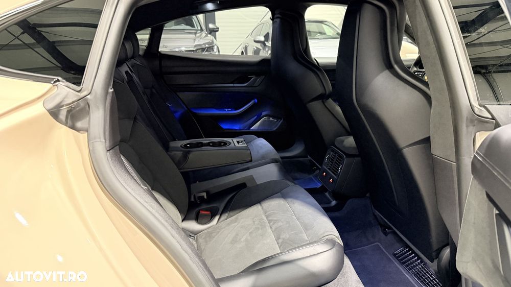 Porsche Taycan GTS Sport - 33